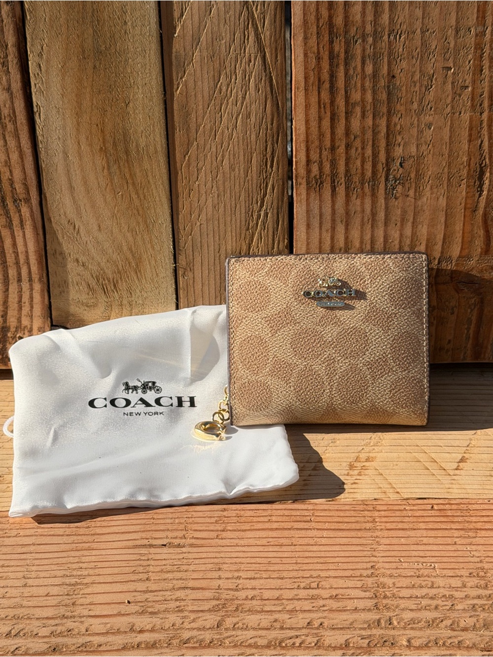Coach Snap Wallet in Pebbled Leather🤍✨🤎